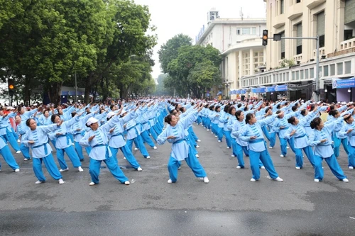 Hơn 2.000 người cao tuổi Hà Nội đồng diễn thể dục dưỡng sinh