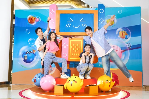 Độc lạ hè 2023: Emoji khổng lồ ‘đại náo’ các trung tâm thương mại