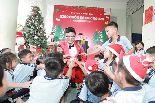 Gieo tình yêu sách vào trẻ em bằng món quà mùa Giáng sinh