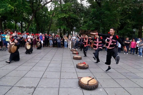 Du khách quốc tế thích thú trải nghiệm Ngày hội Sa Pa tại Hà Nội