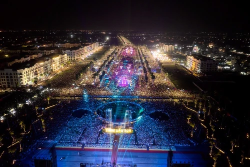 Dòng người nườm nượp đổ về Quảng trường biển TP Sầm Sơn xem khai mạc Lễ hội du lịch biển