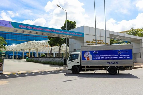 Vinamilk trao tặng món quà sức khoẻ đến cán bộ y tế tuyến đầu và gia đình nhân ngày Gia đình Việt Nam
