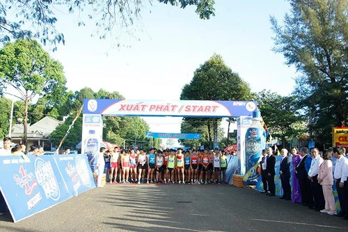 Gần 1.500 vận động viên chinh phục đỉnh núi Bà Rá cùng Number 1 Active