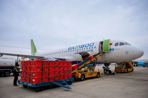 Bamboo Airways cấp tập đưa bác sĩ, hàng hóa y tế vào hỗ trợ đồng bào miền Trung