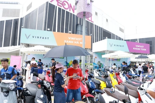 Sự kiện “Đổi xăng lấy điện” ngày càng nóng: Người dân Thủ đô nườm nượp xếp hàng thử xe và 'xuống tiền'