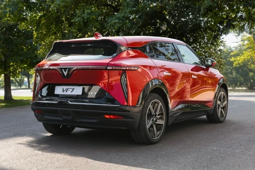 Chủ xe VinFast VF 7: ‘Mua xe tháng này tôi tiết kiệm được cả trăm triệu đồng’