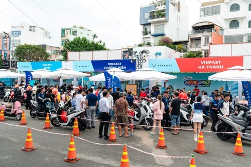 Giới tài xế công nghệ chủ động đổi xe điện tại sự kiện 'Đổi xăng lấy điện' ở TP.HCM