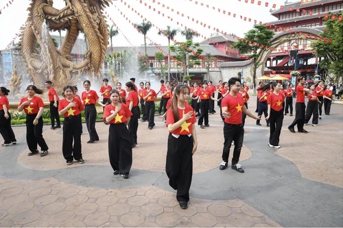 Du lịch miền Bắc ghi nhận lượng du khách lớn đổ về Hạ Long, Cát Bà, Sầm Sơn, Hà Nam dịp lễ 30/4