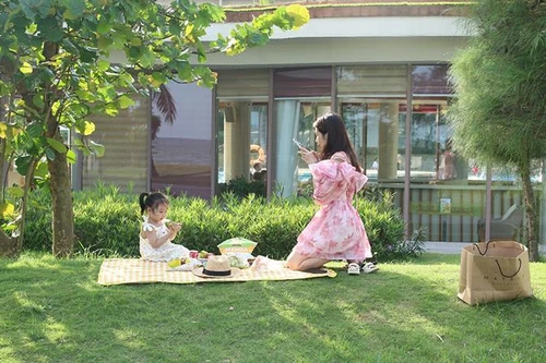 Sầm Sơn dịp 30/4: bãi biển kín người, resort 5 sao nhộn nhịp check-in