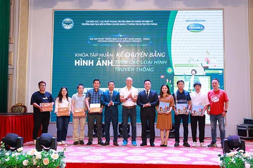 Dự án ‘Phát triển báo chí Việt Nam’ tổ chức hoạt động tập huấn và tặng quà cho trẻ em khó khăn tại Lai Châu