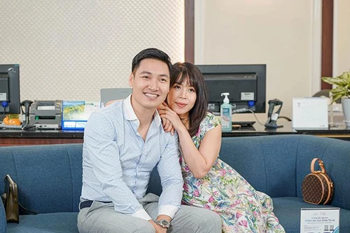 Mạnh Trường chia sẻ hành trình chăm sóc vợ 'vượt cạn' lần 3 khiến dân tình ngưỡng mộ