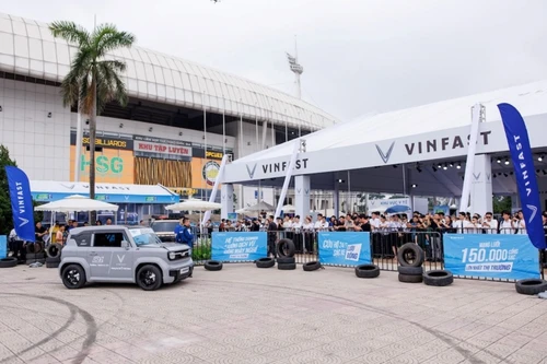 VinFast Limo Green khiến khách Việt 'mê mẩn' tại sự kiện 'Thu xăng - Đổi điện'