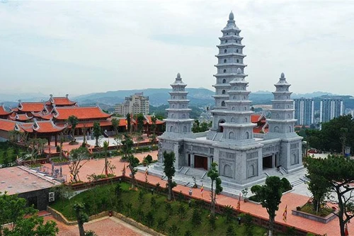 Đẹp ngoạn mục quần thể văn hóa tâm linh trên đỉnh Ba Đèo, Hạ Long
