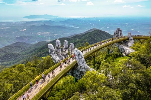 Sau 5 năm, báo quốc tế vẫn không ngừng thán phục vẻ đẹp 'như phim viễn tưởng' của Cầu Vàng