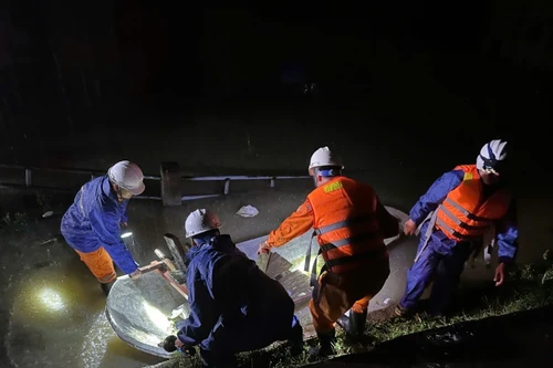 EVNHANOI đảm bảo an toàn cung ứng điện và hỗ trợ người dân vùng lũ