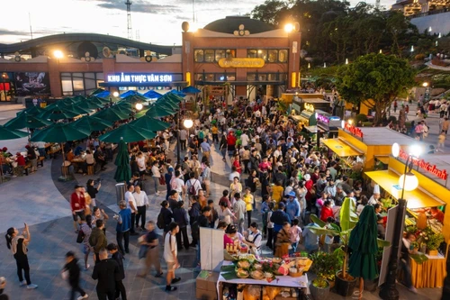 'Độc lạ' phiên chợ trên núi Bà Đen, khách tấp nập mua hàng bằng lá bồ đề 