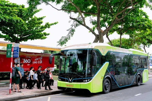 Người dân và du khách Nha Trang hào hứng trải nghiệm xe buýt điện VinBus