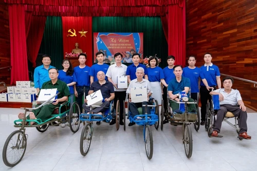 Vinamilk trao quà, thăm hỏi hơn 650 thương bệnh binh nhân dịp 50 năm ngày thống nhất đất nước