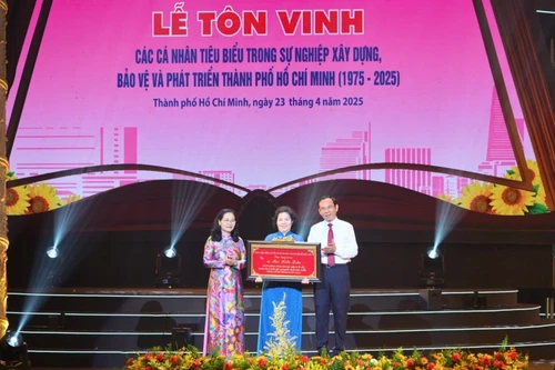 Đặt nền móng cho ngành sữa trong nước, CEO Vinamilk được vinh danh cá nhân tiêu biểu của TP. HCM