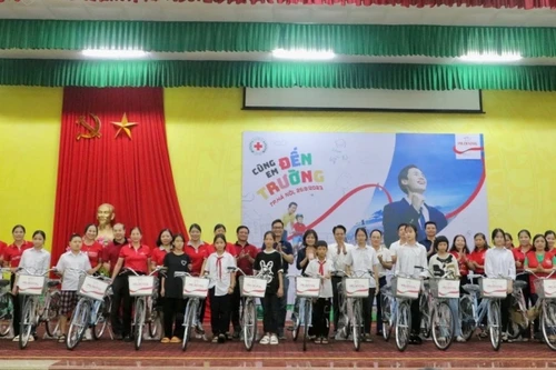 Chương trình ‘Cùng em đến trường’ đồng hành cùng học sinh nghèo hiếu học tại Hà Nội