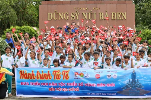 Xúc động hình ảnh ‘Hành trình tử tế’ trên đỉnh núi Bà Đen