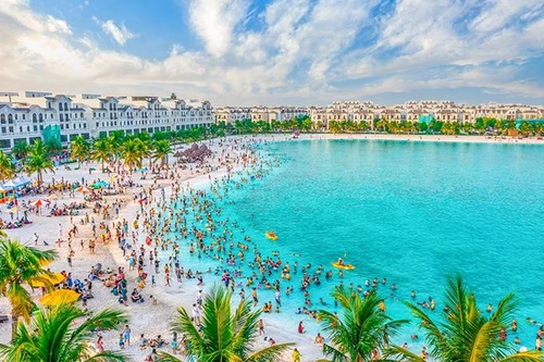 Người Hà Nội vui Tết Độc lập giữa ‘biển trong lòng phố’