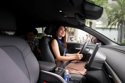 Khách Việt phấn khích trải nghiệm VF 6, không ngần ngại ‘xuống tiền chốt cọc’