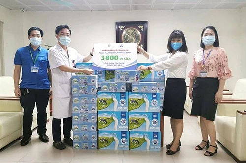 Cô Gái Hà Lan tiếp tục mang 450.000 ly sữa yêu thương, tiếp sức cho tâm dịch vững vàng