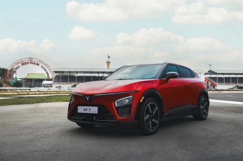 Chuyên gia ô tô kỳ cựu: VF 7 là mẫu xe mạnh, nhanh, lanh, không ngại xe xăng nào dưới 2 tỷ đồng