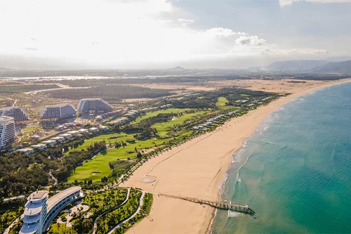 Có gì đặc biệt trong khách sạn lớn nhất Việt Nam đang chuẩn bị khánh thành tại Quy Nhơn? 