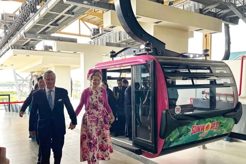 Nhà vua và Hoàng hậu Bỉ ngắm nhìn cảnh đẹp Cát Bà từ trên không