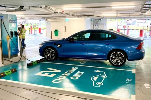 Singapore nới lỏng điều kiện lắp đặt bộ sạc xe điện tại các tòa chung cư