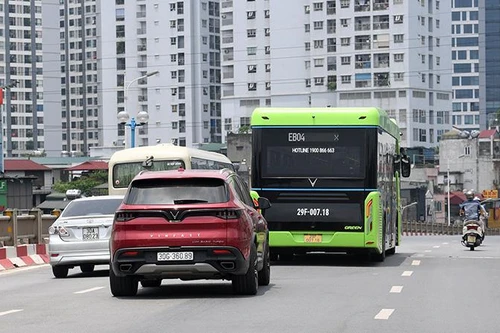 Vinbus thử nghiệm lộ trình trên đường phố Thủ đô trước khi chính thức vận hành