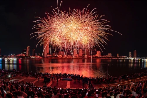 Lễ hội pháo hoa Quốc tế Đà Nẵng và những cảm xúc 'chỉ xem tại khán đài mới có'