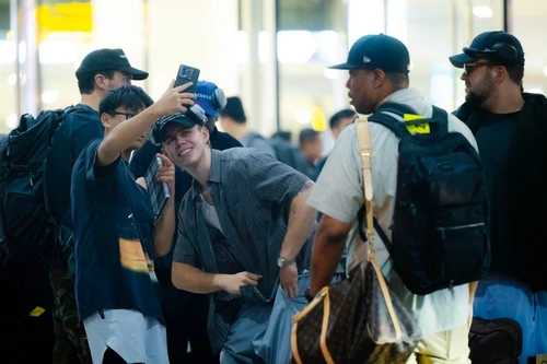 Ngôi sao Úc The Kid LAROI đến Việt Nam: Rapper Double2T 'sốc' vì gặp idol trên máy bay, 1 fan ruột đợi suốt 5 tiếng để gặp thần tượng