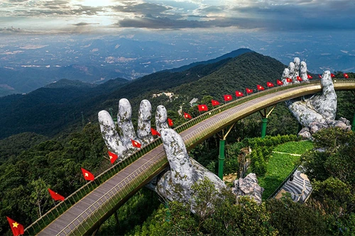 Ngắm không biết chán những khoảnh khắc tuyệt đẹp của Cầu Vàng