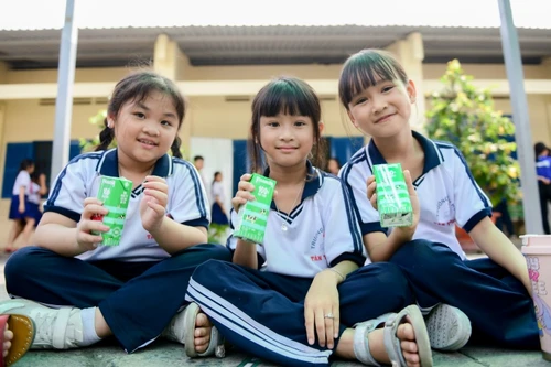 Vinamilk khởi động Quỹ sữa Vươn cao Việt Nam năm 2025 đúng dịp kỷ niệm 50 năm đất nước thống nhất