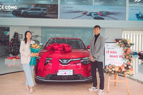 Nhìn lại những câu chuyện ấn tượng ‘rinh rồng vàng’ của chủ xe VinFast