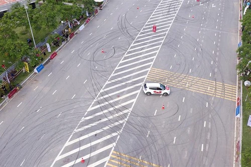 Màn đua nghẹt thở của VF e34 tại giải đua Gymkhana bằng xe điện đầu tiên