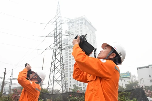 Thợ điện Thủ đô luôn sẵn sàng ổn định nguồn điện cho người dân đón năm mới an vui, hạnh phúc