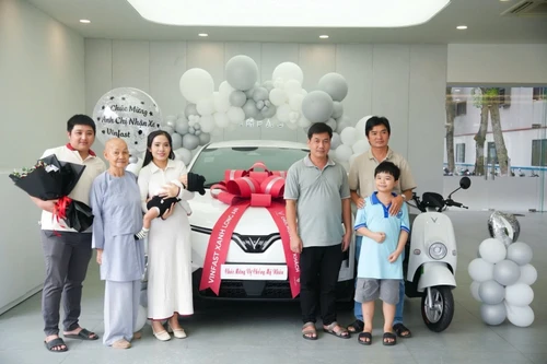 Khách hàng VinFast mua 1 được 2: Chưa kịp chạy đã 'lời'