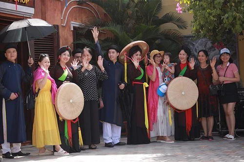 Rộn rã tiếng cười trong Ngày hội giao duyên tại VinWonders Nam Hội An