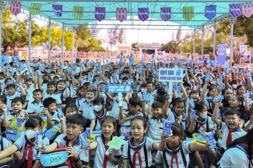 Niềm vui bất ngờ ngày khai giảng dành tặng học sinh khó khăn tỉnh Bến Tre