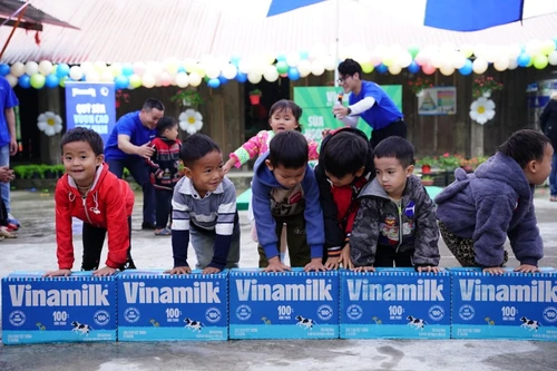 Áo ấm, sữa ngon, quà vui đến với cô trò vùng cao những ngày đầu đông