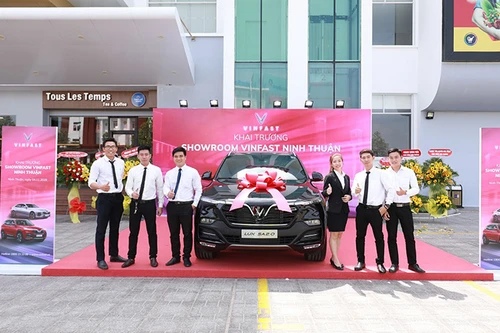 VinFast đồng loạt khai trương 21 showroom ô tô và xe máy điện