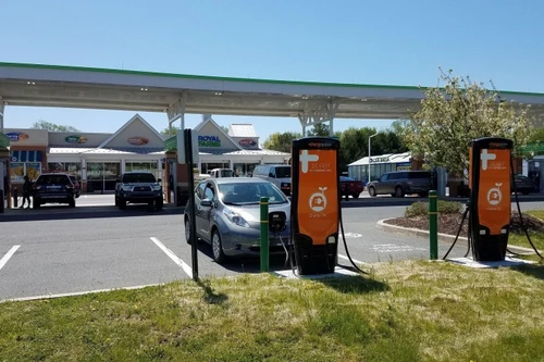 Mỹ: Người dùng ô tô điện có thể sạc pin tại tất cả trạm xăng dầu trong vài năm tới