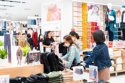 Người dân tấp nập đi ‘săn hàng’ giá tốt tại Vincom Black Friday 2022