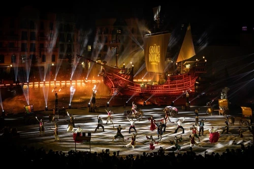 Mãn nhãn với show thực cảnh 3D mapping trên sân khấu thuyền lớn nhất châu Á tại phía Đông Hà Nội