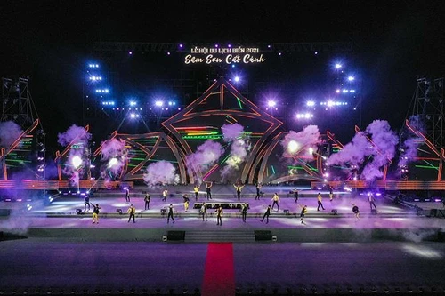 Khán giả trầm trồ trước sân khấu hoành tráng đêm khai mạc Lễ hội du lịch Biển 2021 “Sầm Sơn cất cánh”