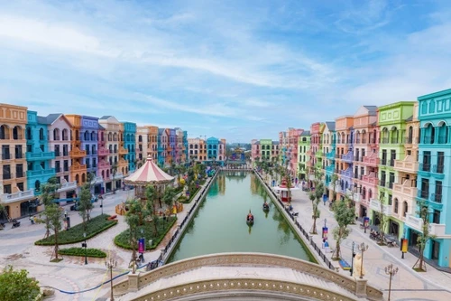 Mục sở thị ‘thương cảng’ The Venice long lanh trước ngày khai trương Mega Grand World Hà Nội